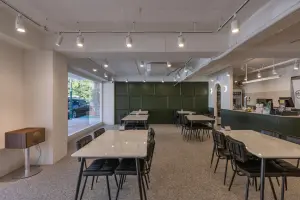 자연광이 가득한 모던 캐주얼 다이닝